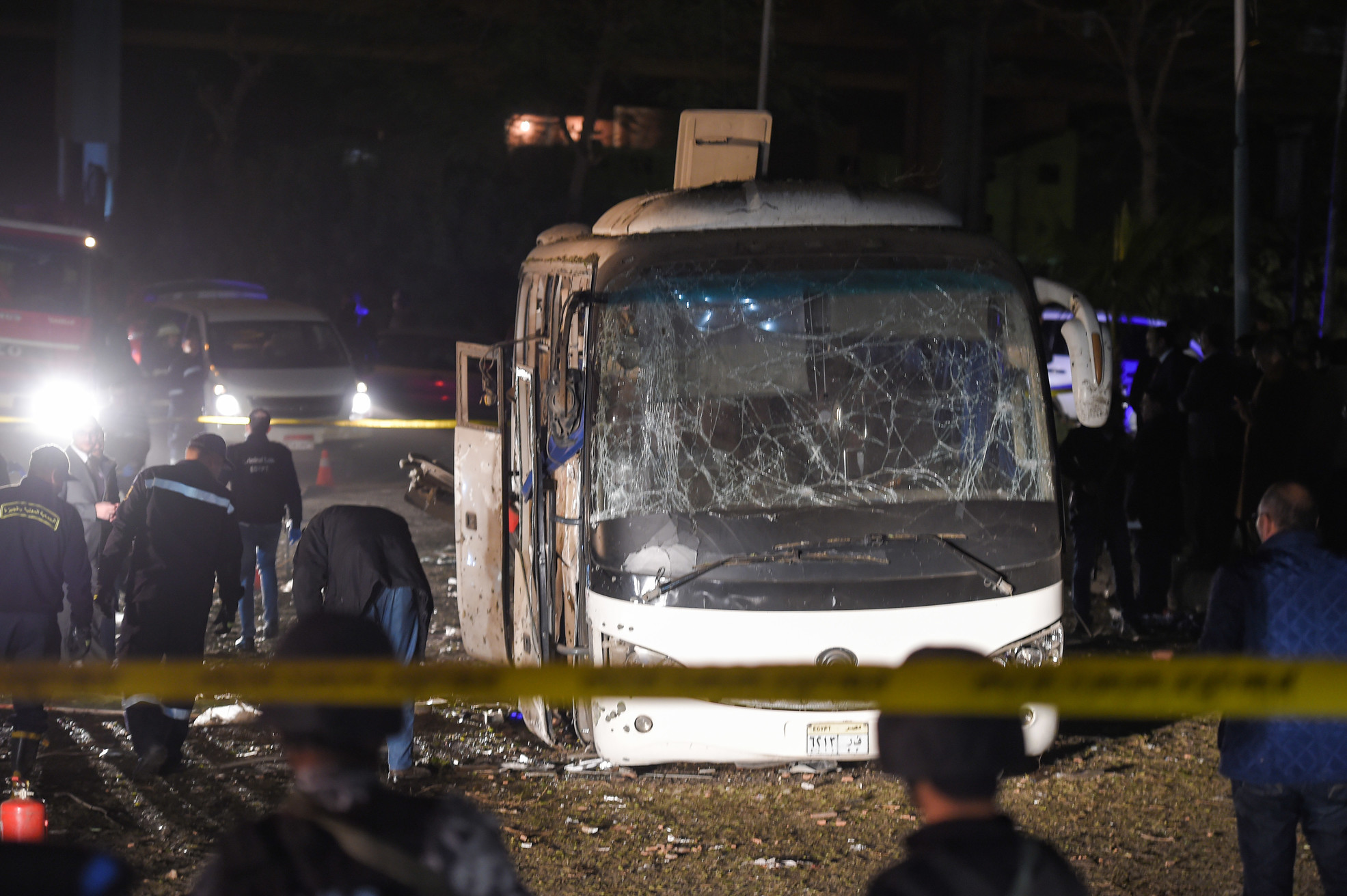 Esplosione al Cairo: il bus turistico distrutto