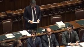 Manovra, il governo pone la fiducia, urla in aula