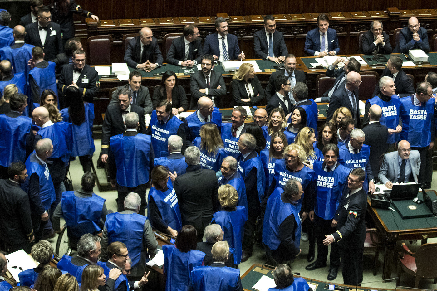 In Italia arrivano i ‘gilet azzurri’: Fi contro la manovra