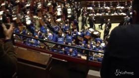 Forza Italia protesta in aula con gilet azzurri: “Giù le mani dal no profit”