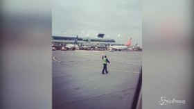 L’addetto al decollo si scatena in pista: il balletto all’aeroporto di Toronto conquista il web