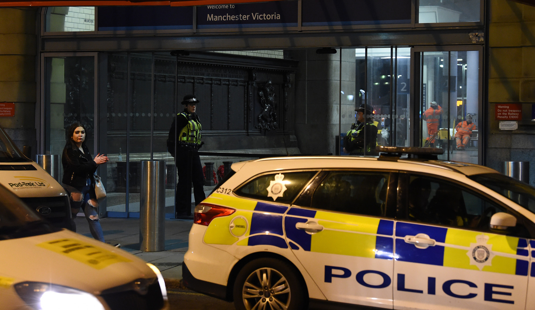 Manchester accoltella i passanti alla stazione: tre feriti