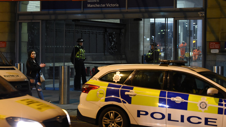 Manchester accoltella i passanti alla stazione: tre feriti