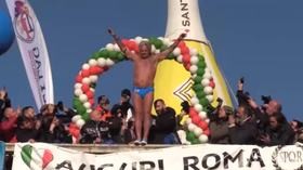 Roma, il tuffo 2019 di “Mister Ok” nel Tevere