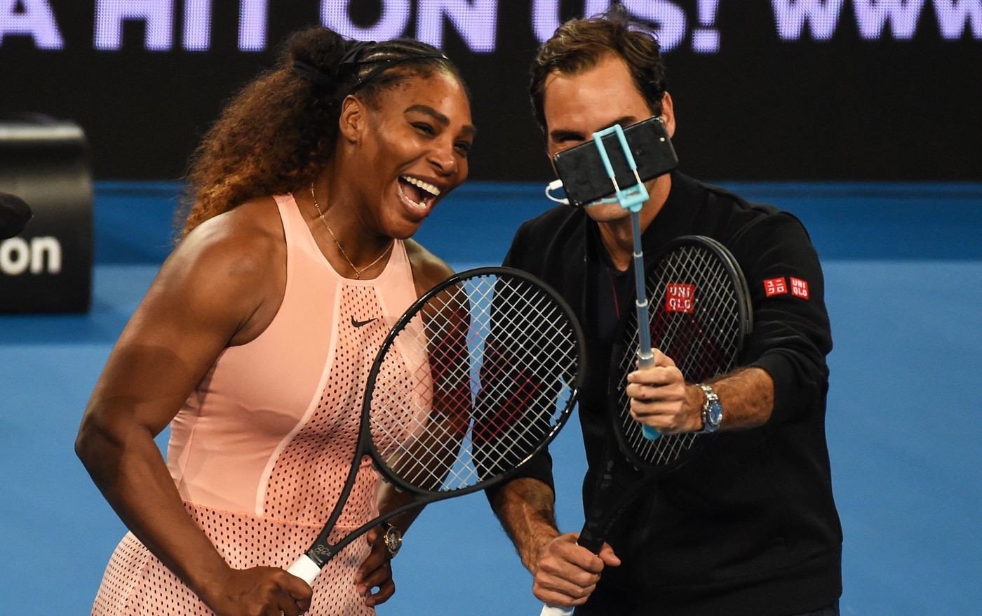 Federer contro Serena Williams, grande show e selfie storico