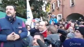 Salvini a Bormio scherza con i suoi sostenitori: “A merenda pane e Nutella e a pranzo uno spritz”