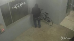 Ladro di biciclette sfrontato: tenta un furto davanti alla stazione di polizia
