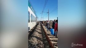 Milano, guasto a un cavo elettrico: passeggeri costretti a camminare lungo i binari