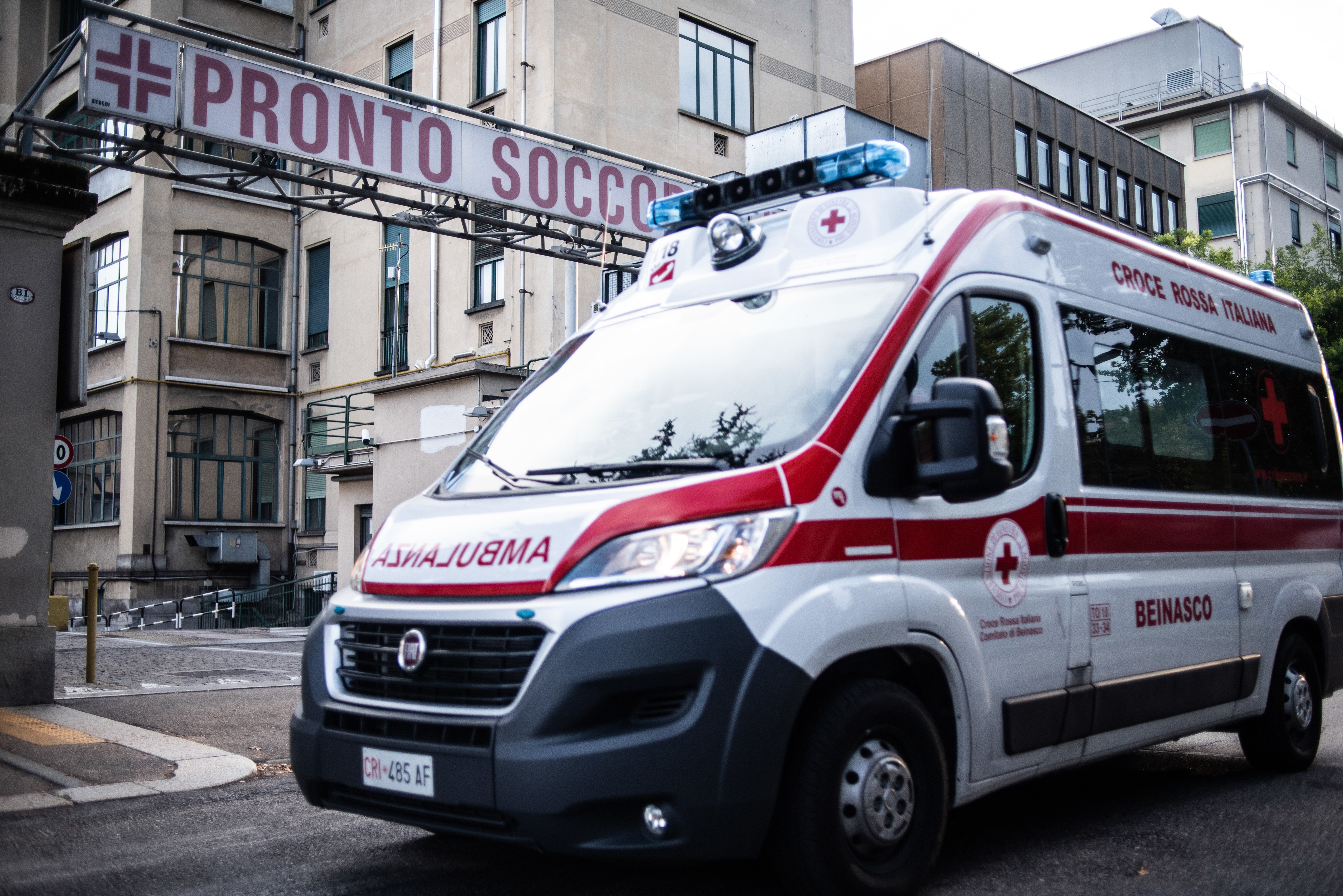 Napoli, mette il guinzaglio alla compagna e la trascina per strada: uomo rischia il linciaggio