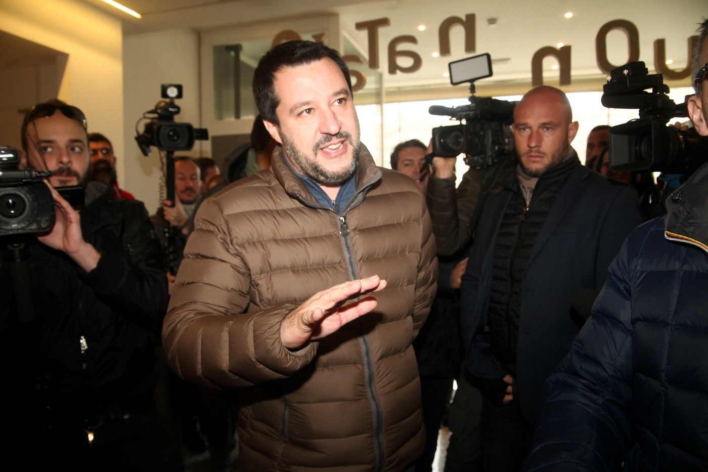 ‘Bacioni’, nutella e i 49 milioni: botta e risposta social tra Salvini e J-Ax