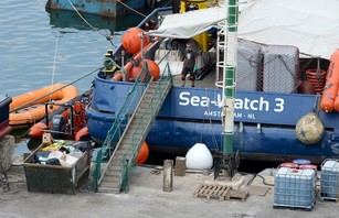 Migranti, De Magistris e Orlando aprono i porti di Napoli e Palermo per accogliere la Sea Watch 3