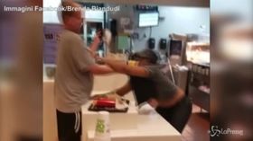 Rissa al fast-food: mancano le cannucce, il cliente aggredisce la cassiera