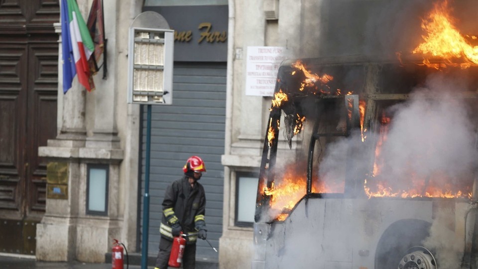 Roma, prende fuoco un altro autobus. Almeno 25 casi nel 2018