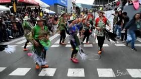 Colombia, i bambini in strada per il “Carnavalito”