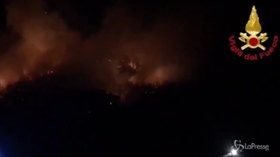 Varese, le fiamme sul monte Màrtica