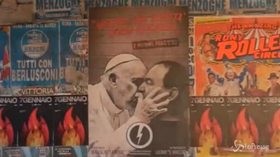 Bacio tra Papa Francesco e Mimmo Lucano: manifesto di estrema destra a Roma