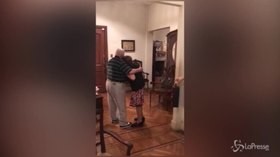 Innamorati come il primo giorno: il lento tra la coppia di 90enni è commovente