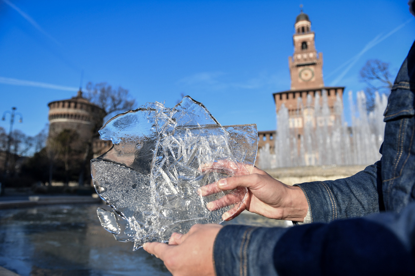 Il grande freddo a Milano. Ghiaccio a Castello Sforzesco