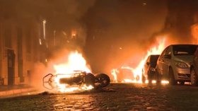 Gilet Gialli, auto in fiamme a Parigi