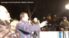 Salvini ai contestatori: “Tornate nei centri sociali a drogarvi”