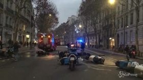 Gilet gialli, a Parigi motorini a e auto distrutte