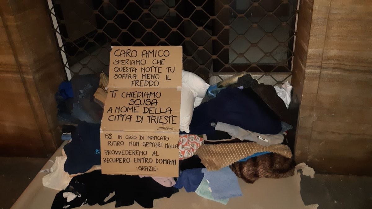 Trieste, cittadini riportano al clochard le coperte buttate dal vicesindaco leghista