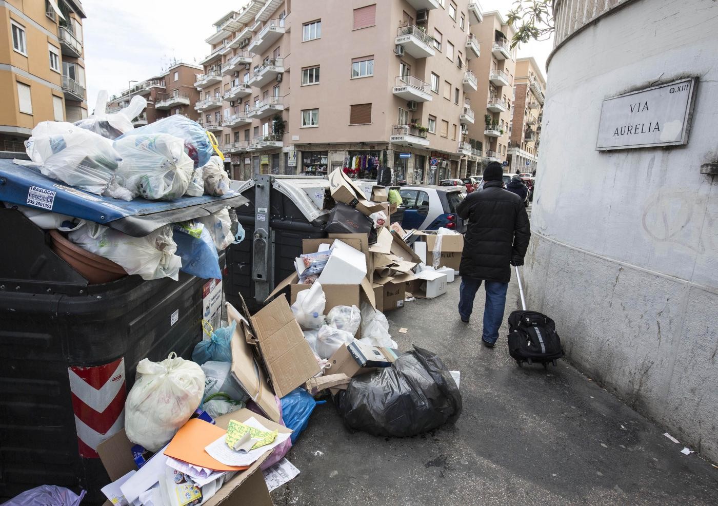 Roma, rientra l’emergenza rifiuti fuori dalle scuole: “I bambini potranno tornare sui banchi”