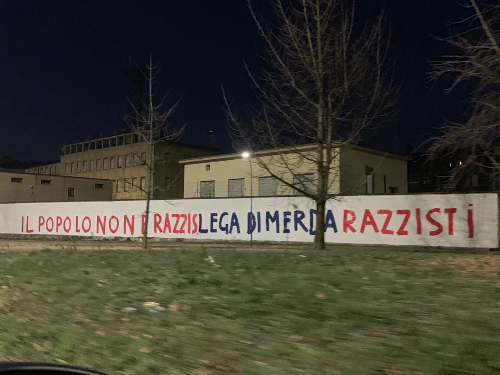 Milano, imbrattati muri della sede della Lega. Grimoldi: “Brutto clima intimidatorio”