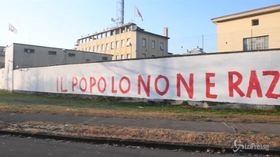 ‘Razzisti di m…’: insulti contro la Lega sui muri della sede in via Bellerio