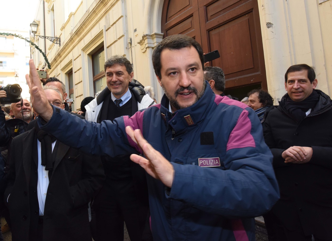 Saviano contro Salvini: “Gravissimo indossare divise”. La replica: “Ne sono orgoglioso”