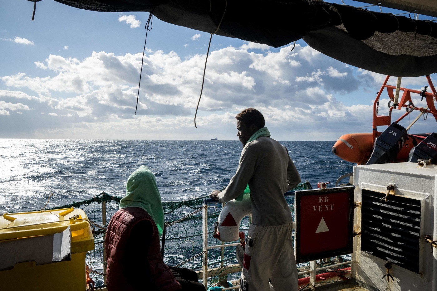 Migranti, Ue al lavoro per trovare una soluzione. Sea Watch: “A bordo rifiutano cibo, salute a rischio”