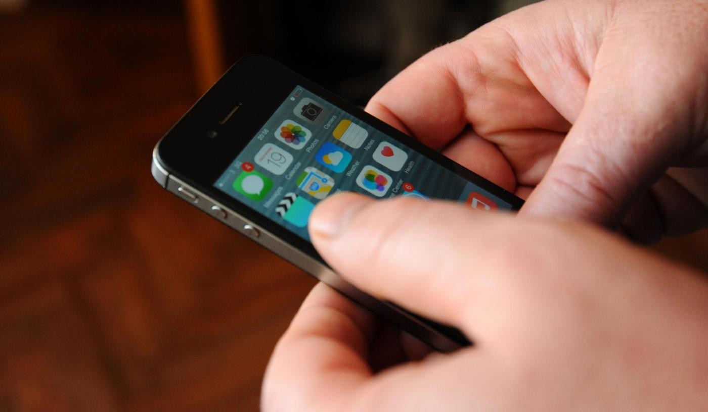 Fa apprezzamenti a una ragazza sui social: tre giovani tentano di ucciderlo