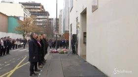 Charlie Hebdo, sindaca di Parigi e ministro dell’Interno alla cerimonia per le vittime