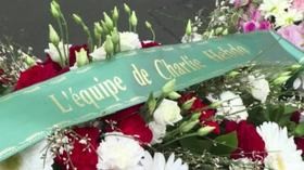 Parigi, fiori alla sede di Charlie Hebdo a quattro anni dalla strage