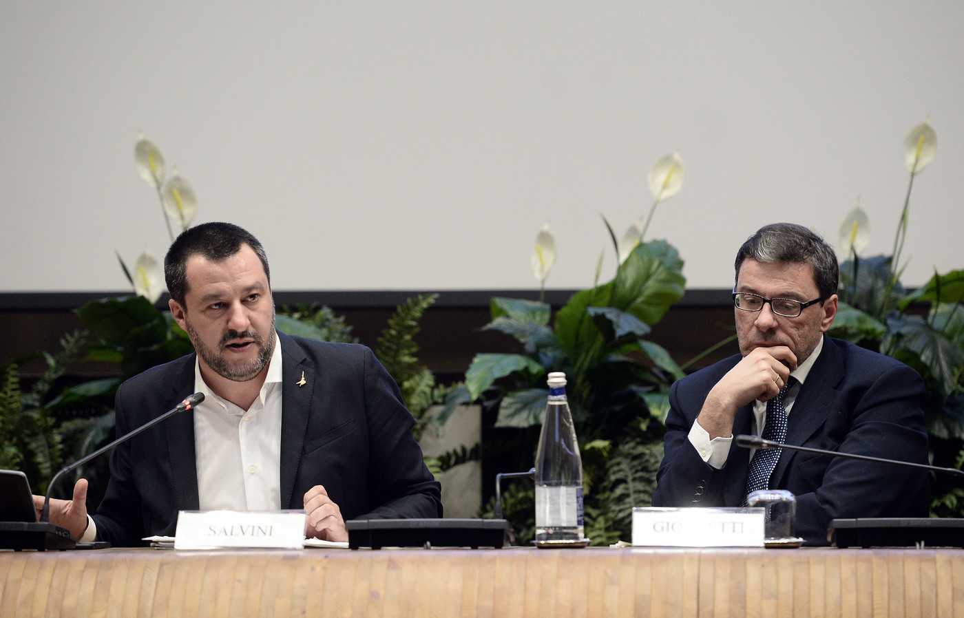 Violenza e razzismo negli stadi. Salvini: “No alla sospensione delle partite”