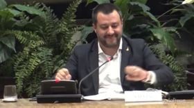 Gilet gialli, Salvini: “Un conto è il caro benzina, un altro spaccare le vetrine”