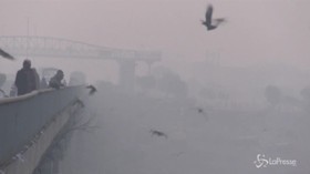 Smog in Pakistan, la città di Lahore avvolta nella nebbia