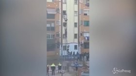Spagna, palazzo in fiamme: catena umana per salvare un bimbo