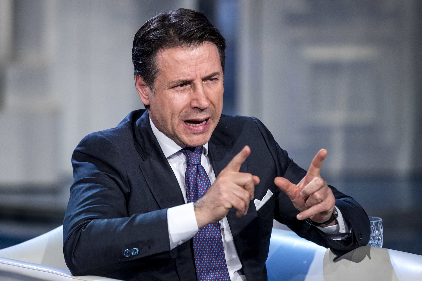 Migranti, Conte: “Salvini non li fa sbarcare? Vado a prenderli io in aereo”