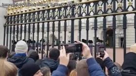 Queen mania a Buckingham Palace, la Guardia reale suona “Bohemian Rhapsody”