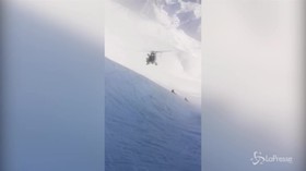 Francia, sciatore recuperato da un elicottero: le spettacolari immagini del salvataggio