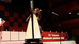 Congresso Spi Cigl, suona “Bella Ciao” con l’arpa: ovazione per la musicista