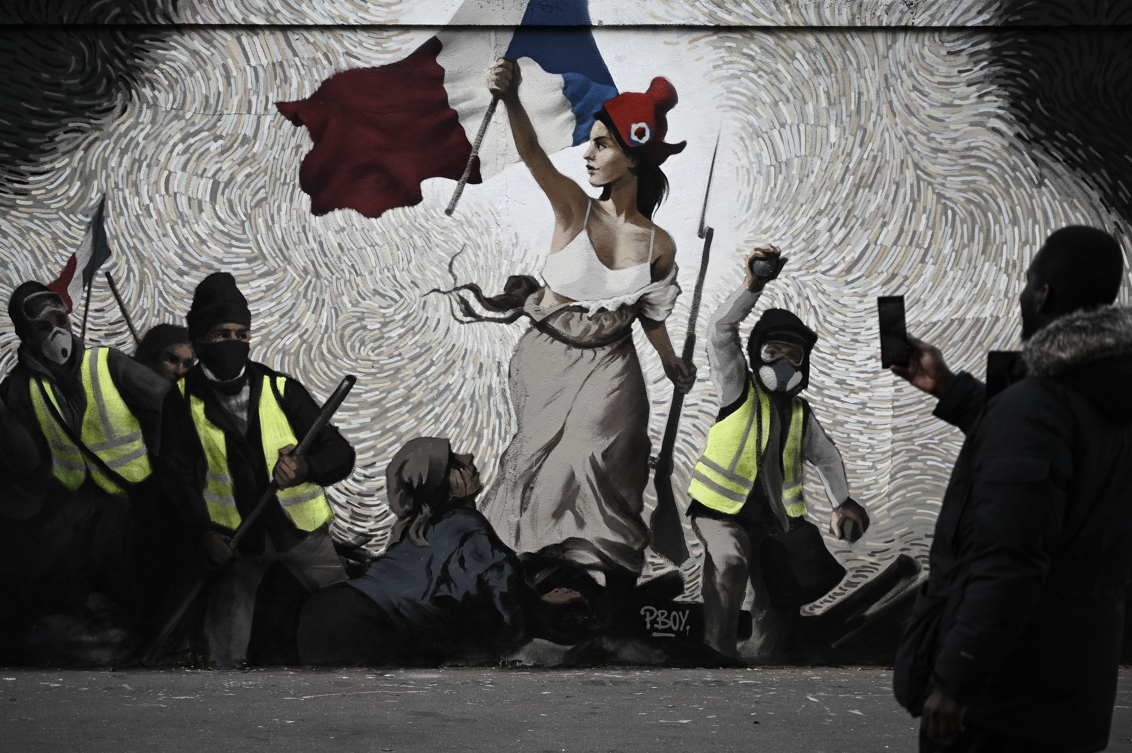 Parigi, i gilet gialli diventano arte: dipinti in un murale de “La libertà” di Delacroix