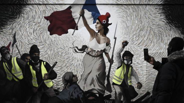 Parigi, i gilet gialli diventano arte: dipinti in un murale de "La libertà" di Delacroix