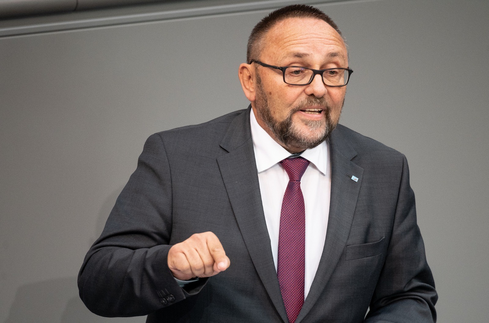Germania, deputato AfD lascia l’ospedale. Procura smentisce la sua versione: “Non è stato picchiato”