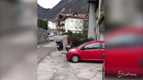 Litiga con un uomo in strada, si agita e cade dal balcone