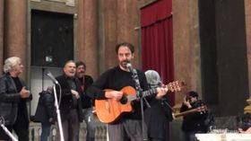 Venti anni senza Faber, Neri Marcoré omaggia De Andrè cantando “Il Pescatore”