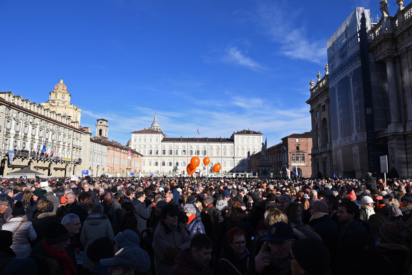 Torino, il ritorno dei Sì Tav: la folla invade piazza Castello