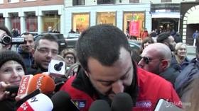 Salvini: “Ho la giacca di una onlus. Spero che Saviano e Renzi non si arrabbino”