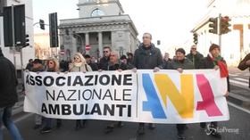 Milano, blocco dei furgoni euro 1-2: le immagini del corteo protesta dei venditori ambulanti